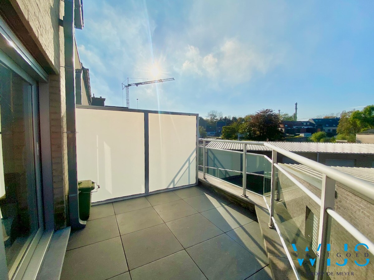 Instapklaar 2 slaapkamer appartement met garage ! 