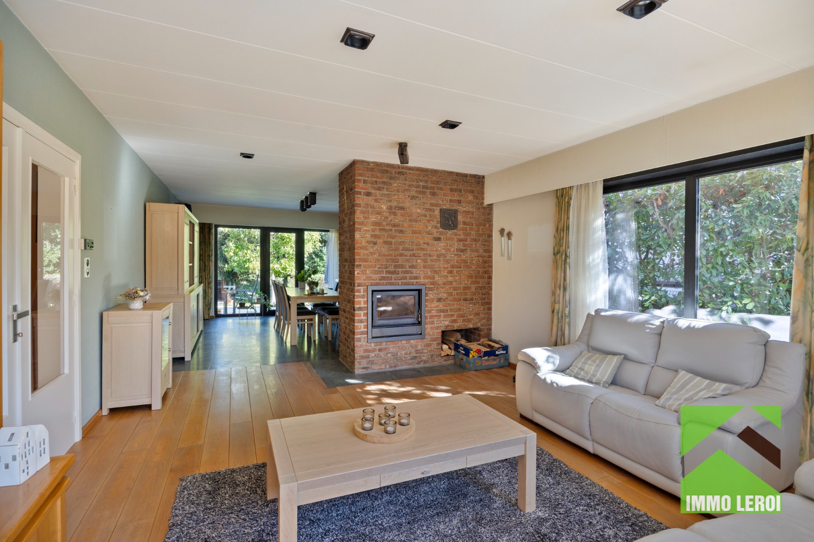 Woonkamer met centrale haard