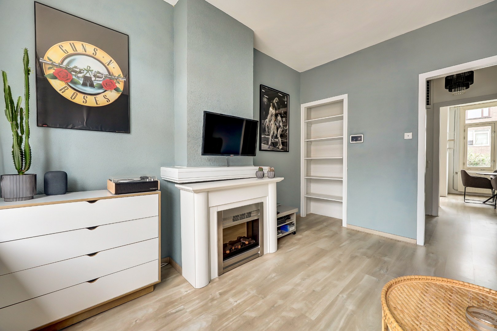 Sfeervol en karakteristiek jaren '30 bovenwoning met prachtige glas-in-lood details, 2 goede slaapkamers, ruime keuken en badkamer en gelegen op eigen grond! 