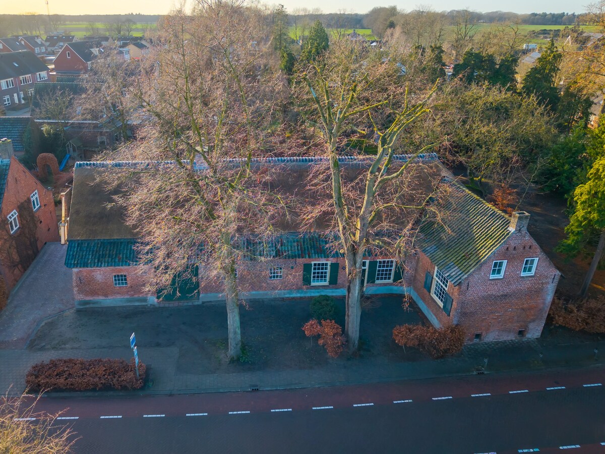 Imposante herenboerderij gelegen in het hart van Hoogeloon. 