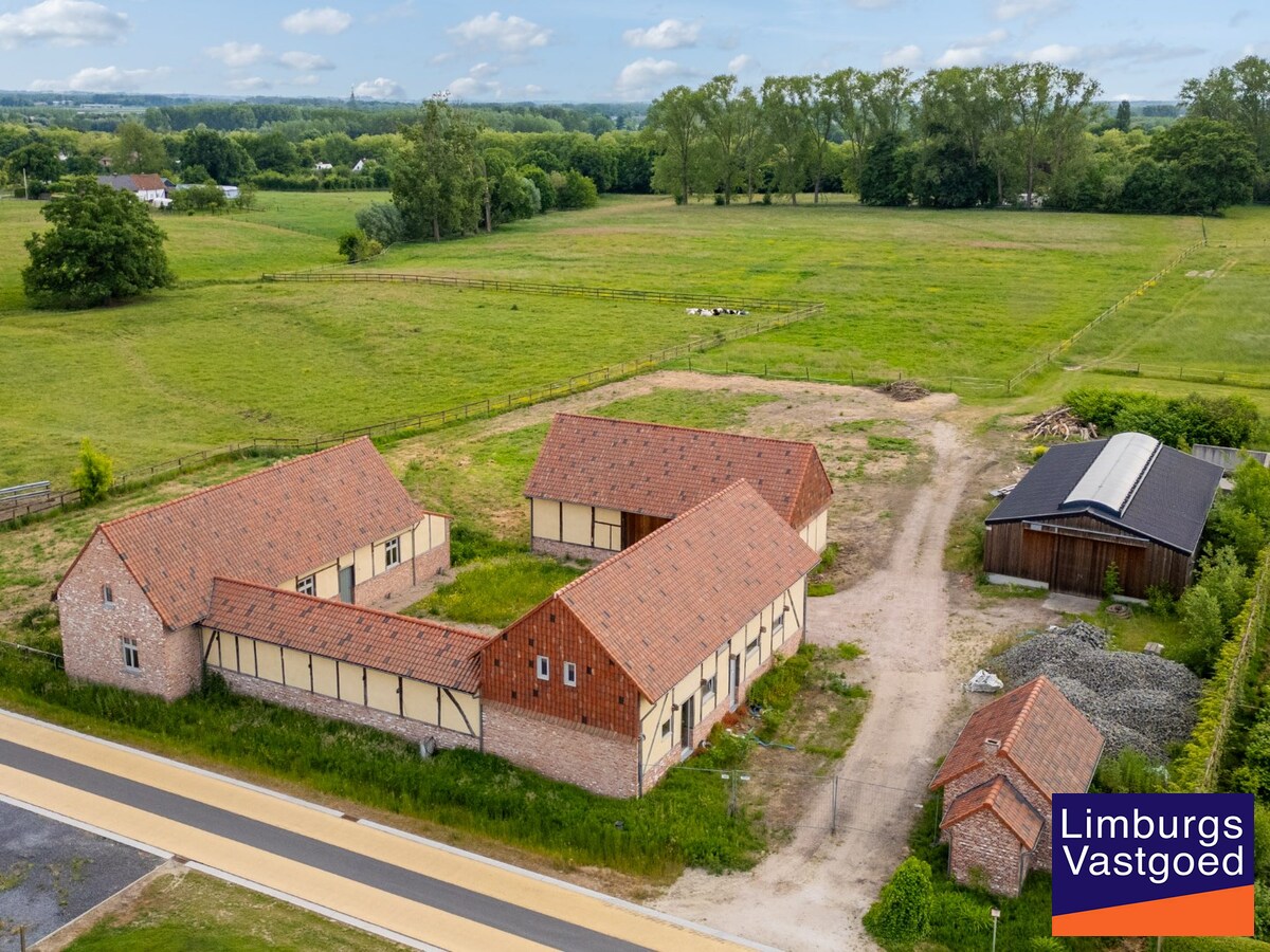 UNIEKE VIERKANTSHOEVE met paardenstallen op 7,34 hectare met vergunning voor zwembad en poolhouse 