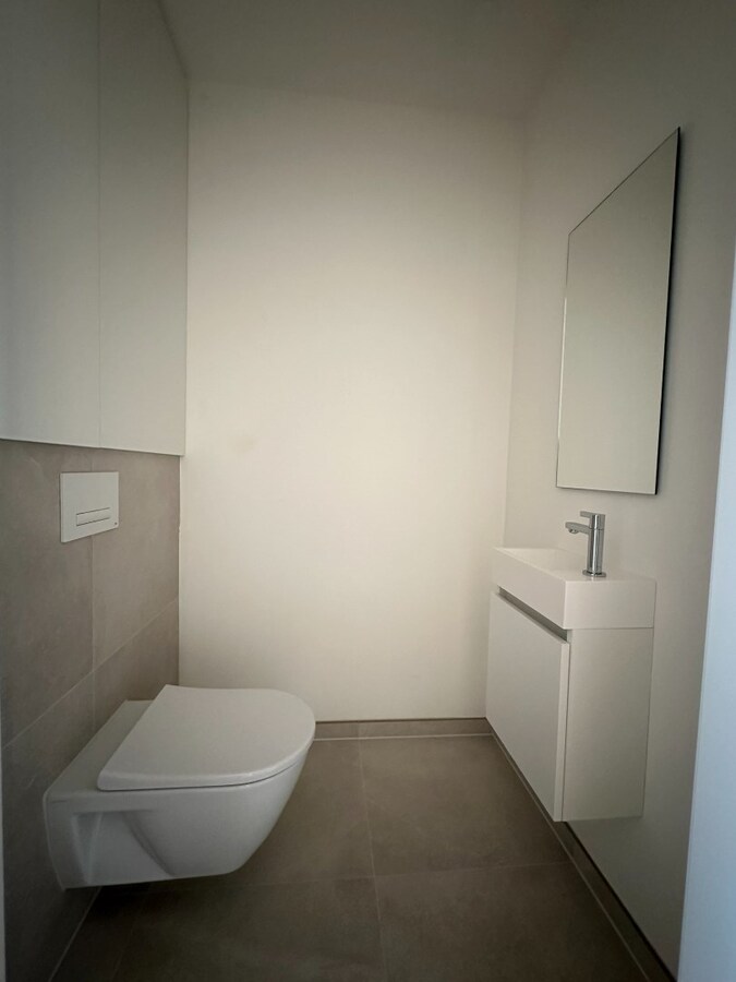 Instapklare nieuwbouwwoning met 4 slaapkamers, garage én tuin – energiezuinig wonen in hartje Sint-Antonius 