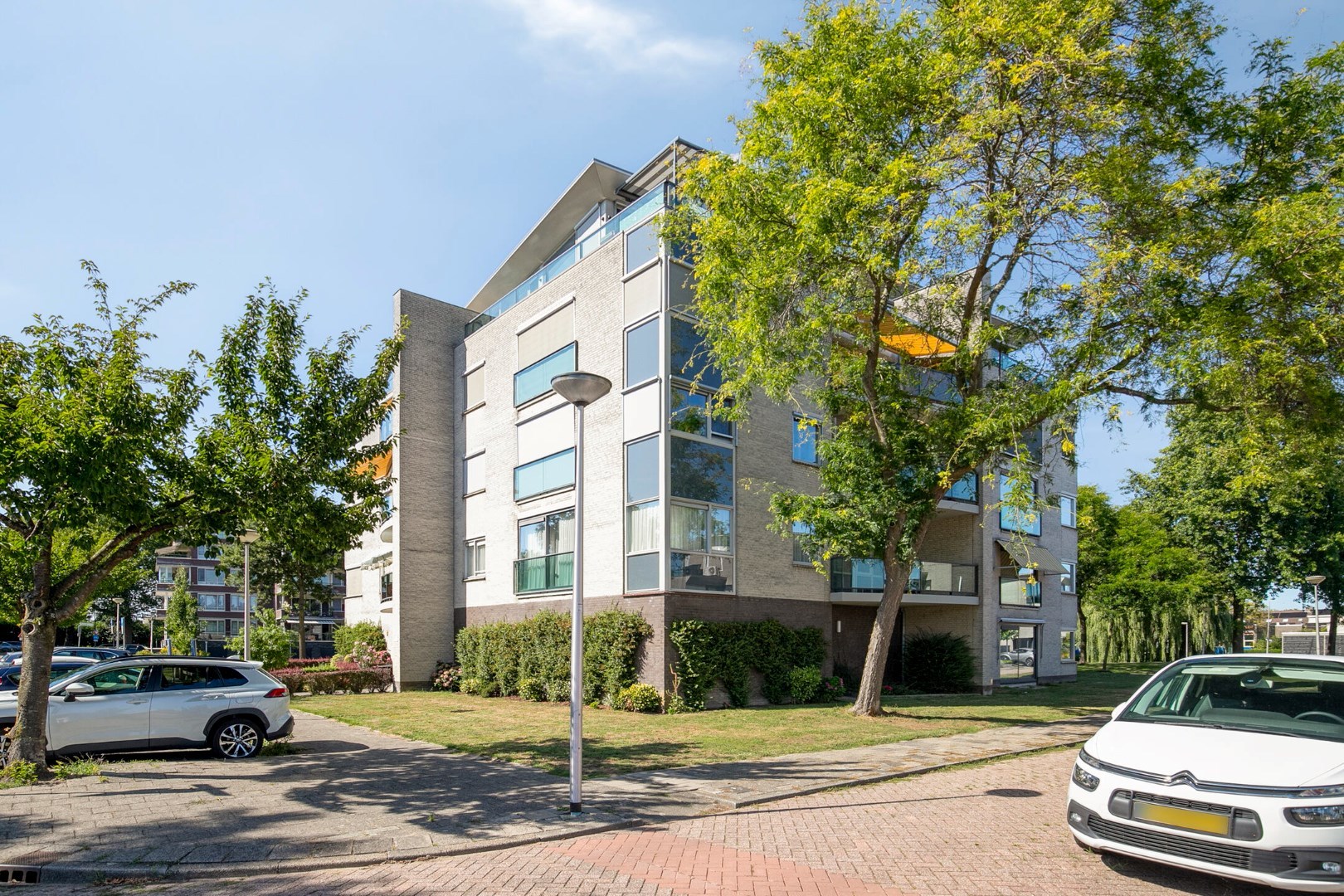 Royale 3 kamer benedenwoning met 2 slaapkamers, ruim terras en is gelegen op eigen grond. 