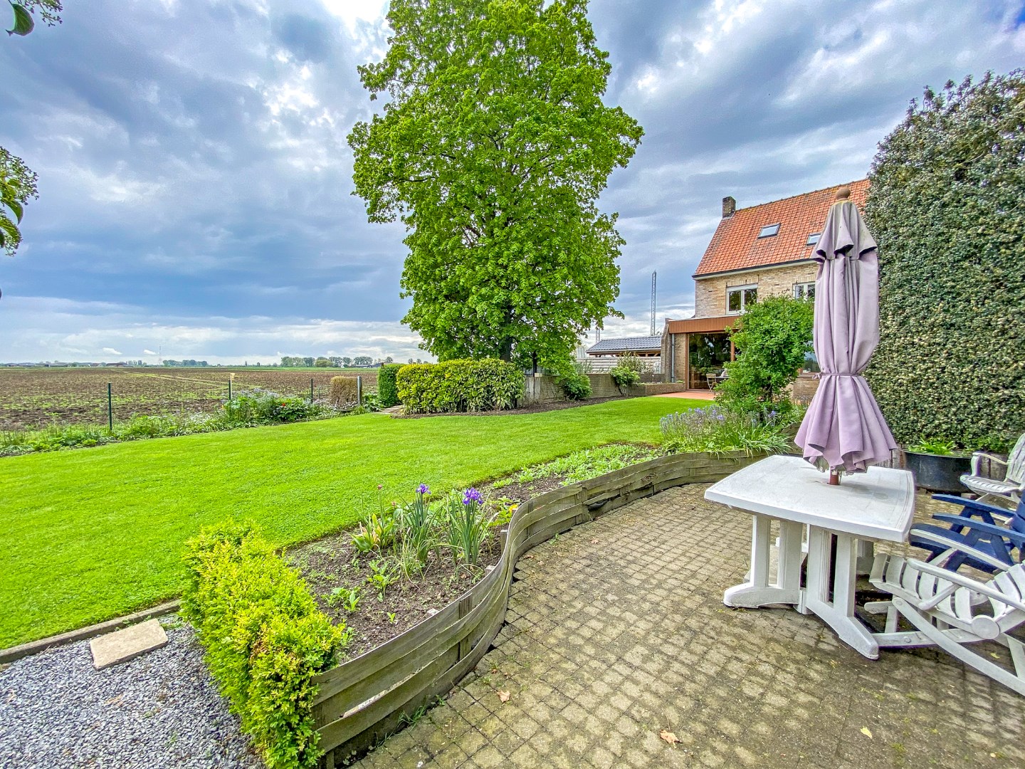 Ruime woning met prachtige verzichten, 5 slaapkamers en dubbele garage. 