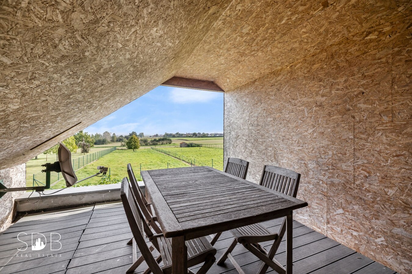 Hedendaagse gezinswoning met aanpalende graslanden en stallen op 5.030m² 