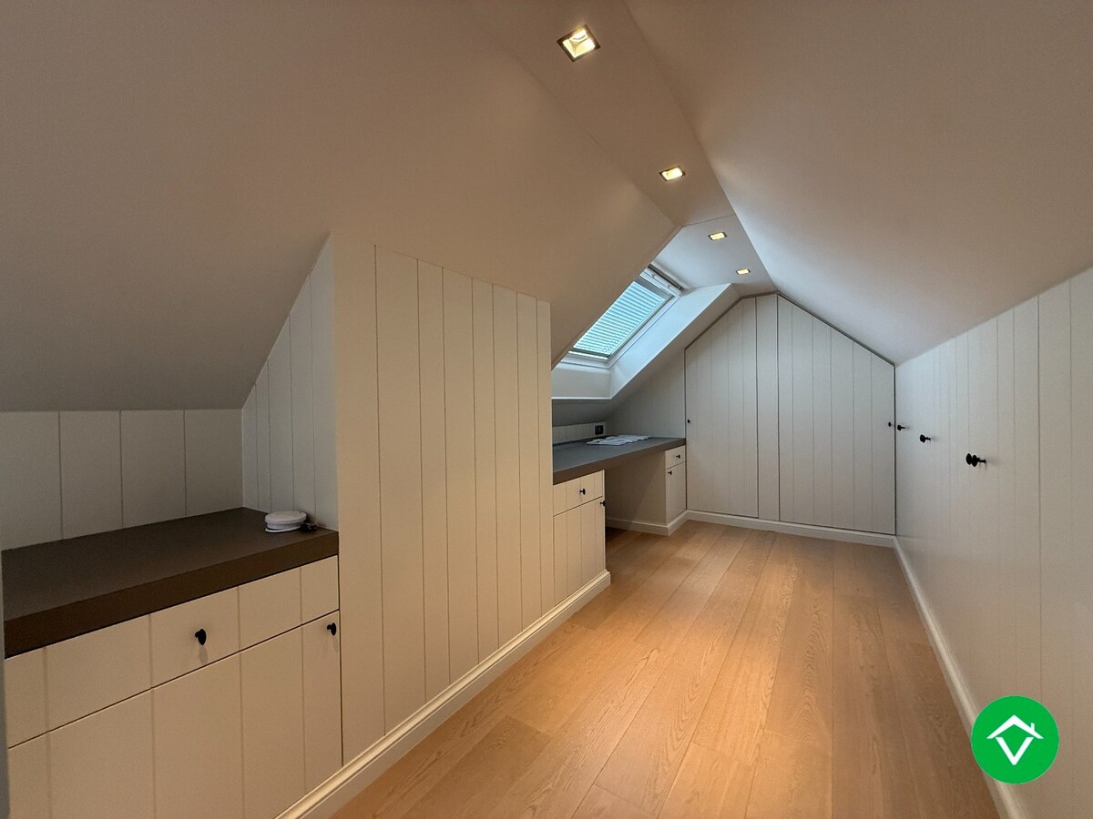 Prachtige rijwoning met 3 slaapkamers, tuin en garage te Roeselare 