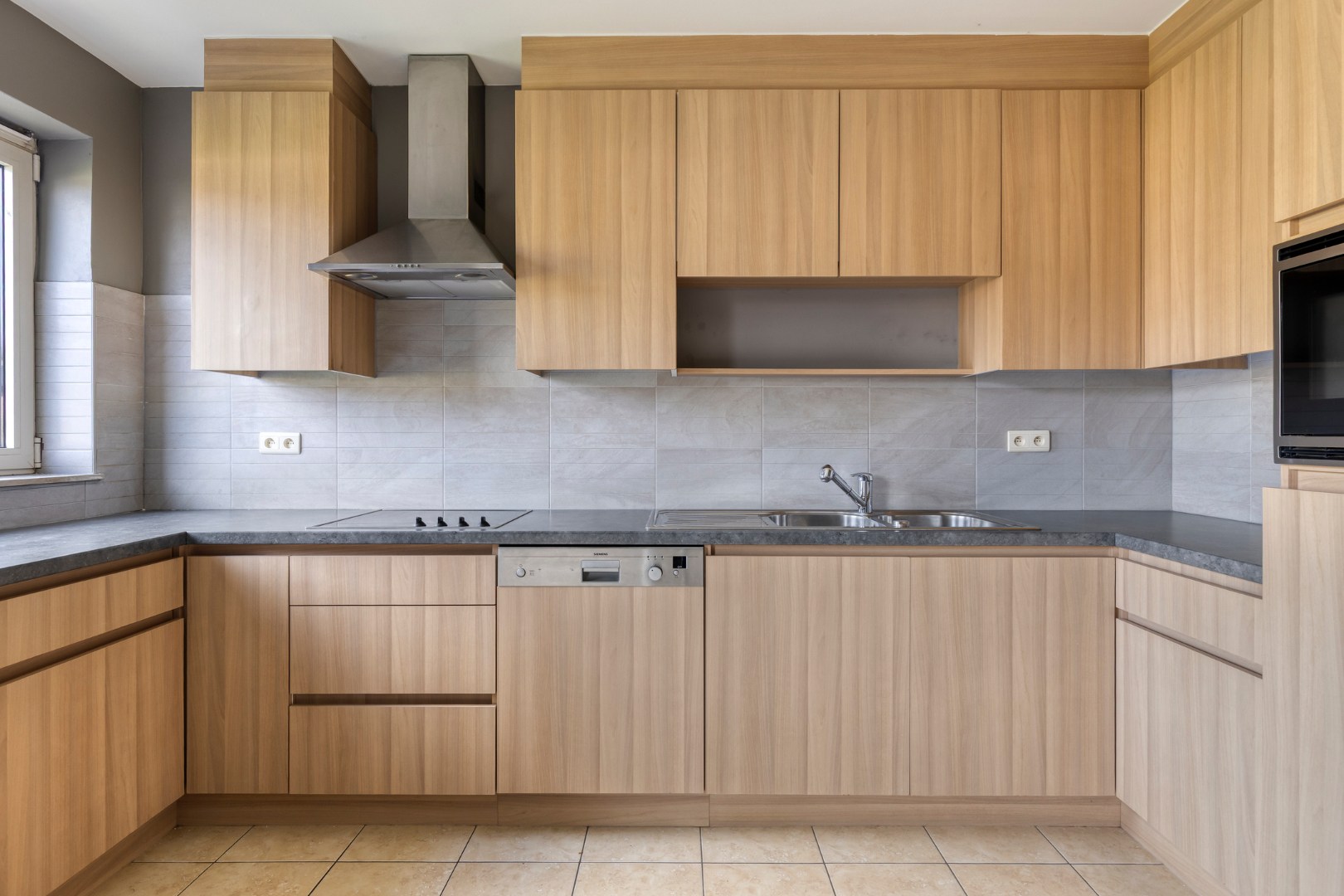 Instapklaar gelijkvloers appartement met tuin in het centrum van Geel 