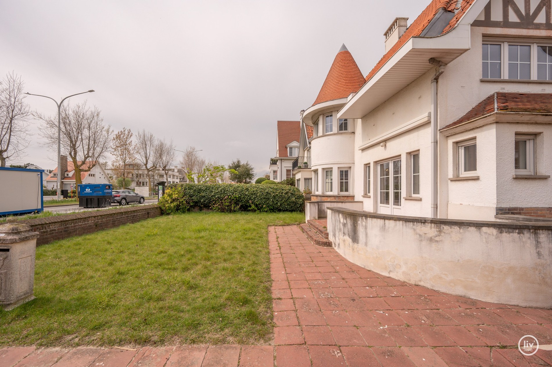 Charmante te renoveren koppelvilla op toplocatie in Knokke, langs de prestigieuze Elizabetlaan en op wandelafstand van strand en casino (met inpandige garagebox) . 