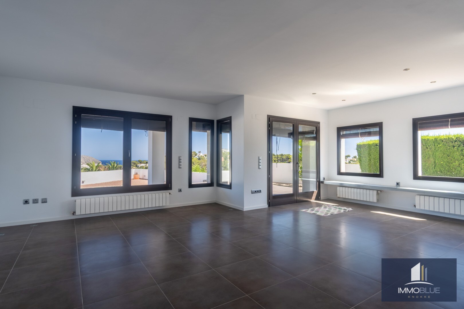 Charmante villa met aangekoppeld bijgebouw met een open uitzicht op de zee. 