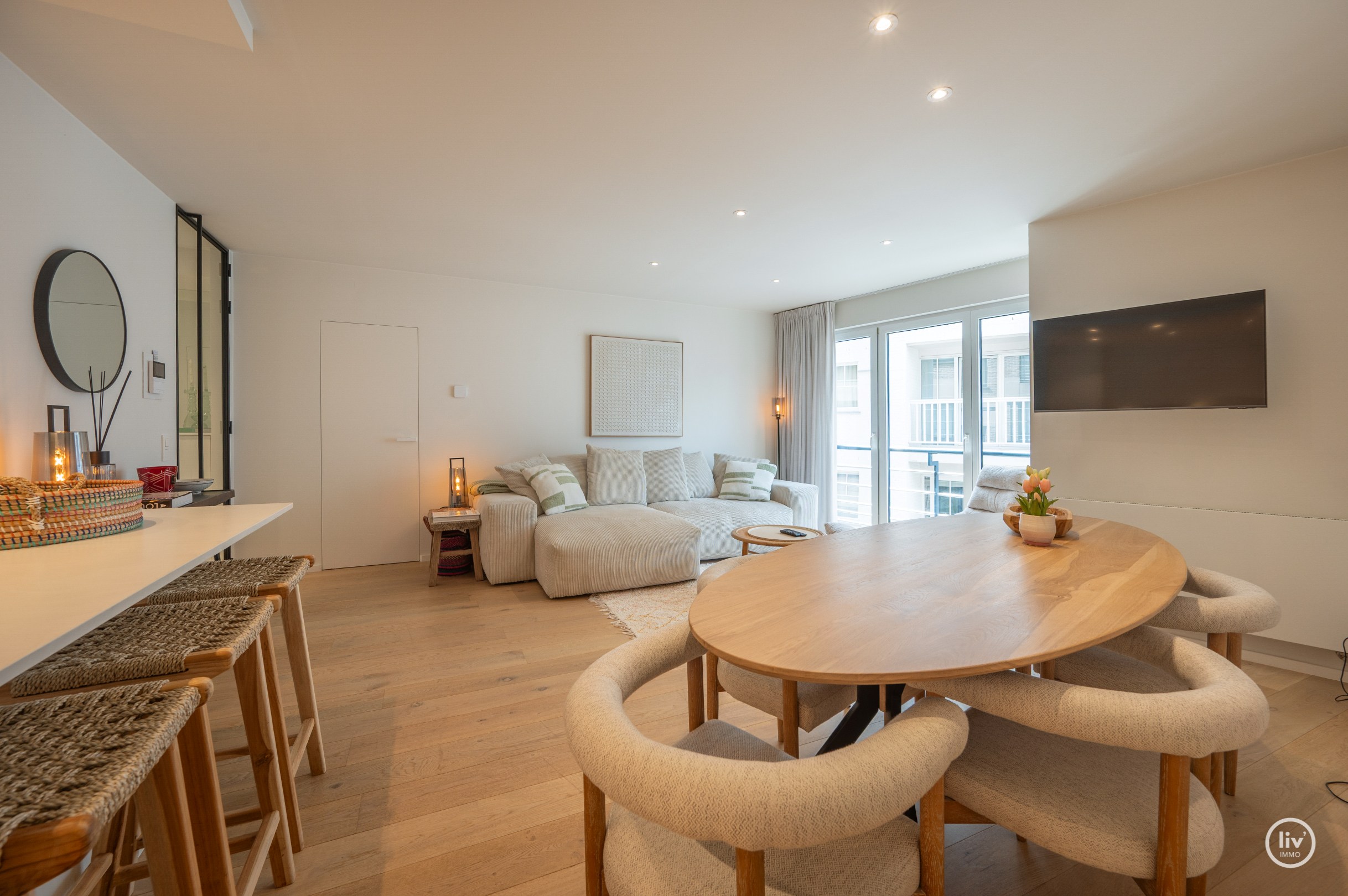 Prachtig gerenoveerd 1 slaapkamer appartement centraal gelegen in een rustige zijstraat van de Zoutelaan te Knokke. 