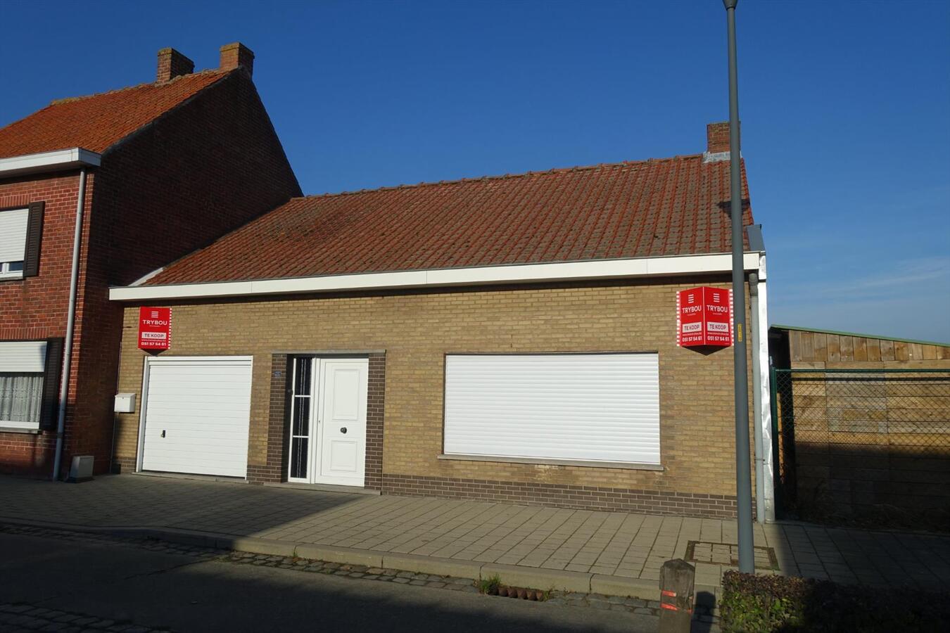 Degelijke rijwoning met garage en grote tuin 