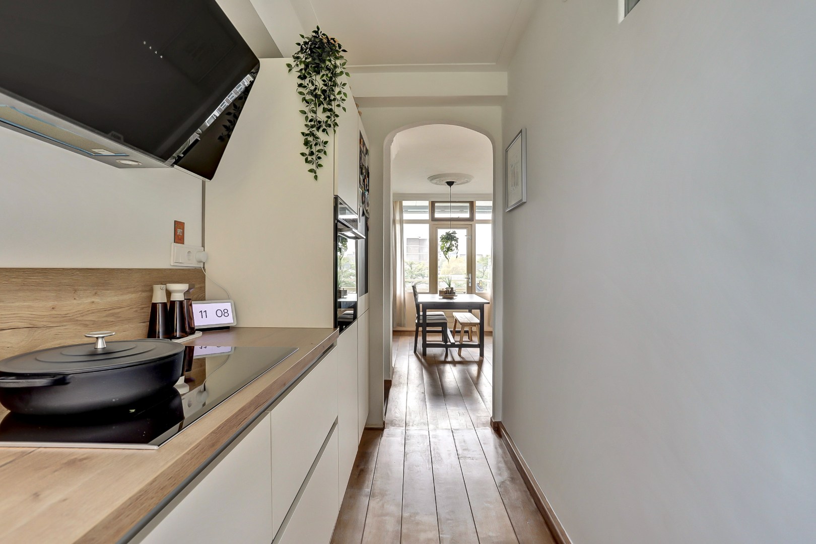 Instapklaar 3 (voorheen 4) kamer appartement op de vierde verdieping met moderne keuken en badkamer, balkon op het zuiden en berging in de onderbouw. 