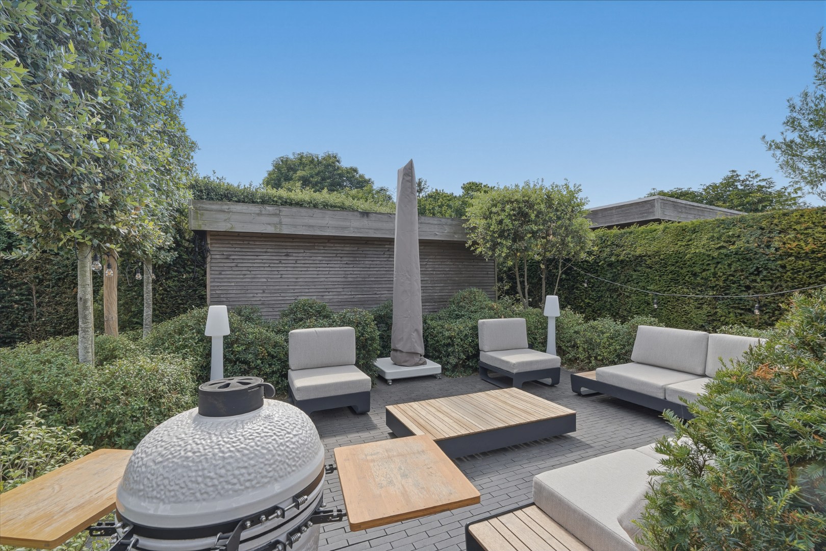 Moderne halfopen bebouwing met zonnige tuin en hoogwaardige afwerking 