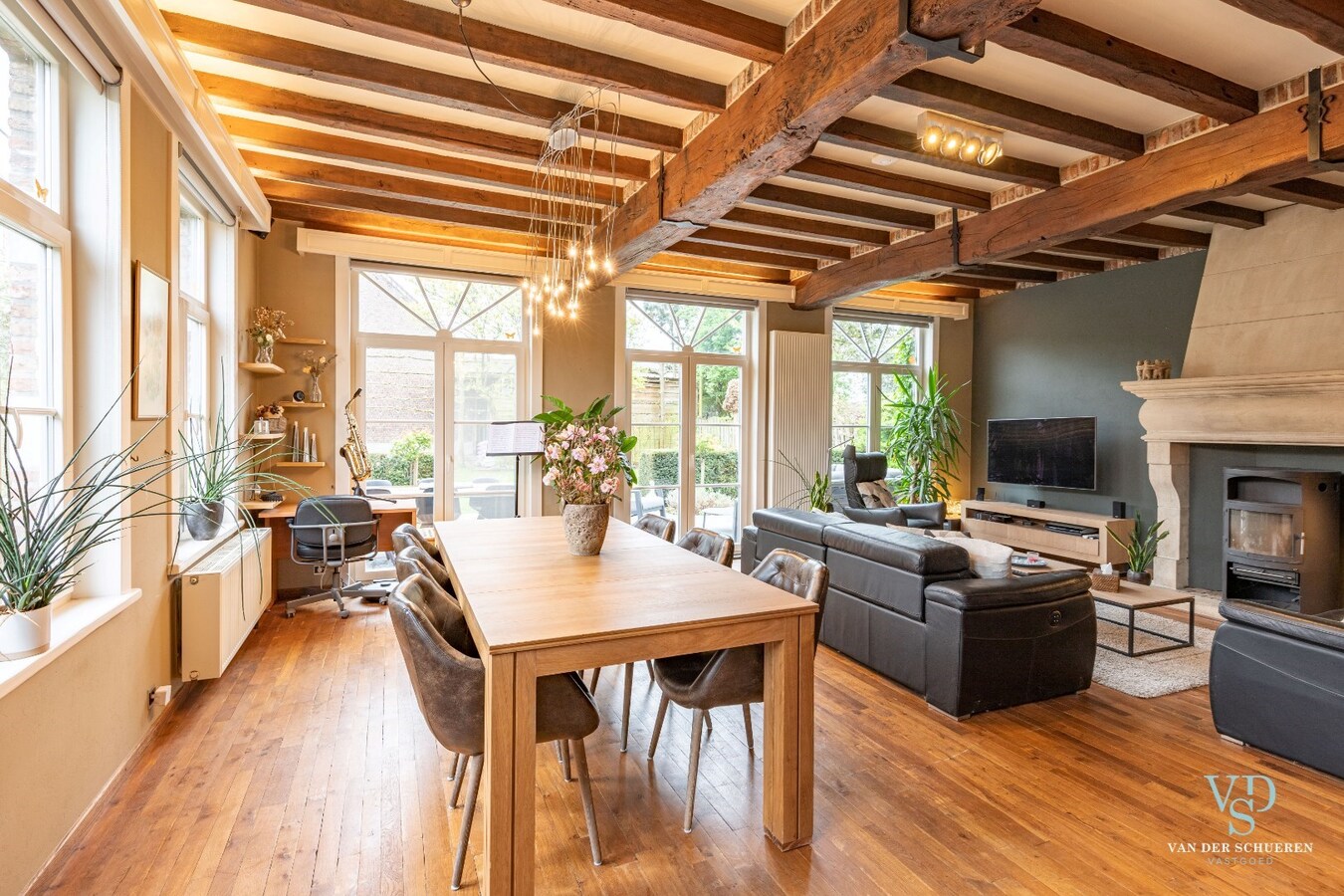 Ruim en stijlvol wonen in hartje Gavere. 