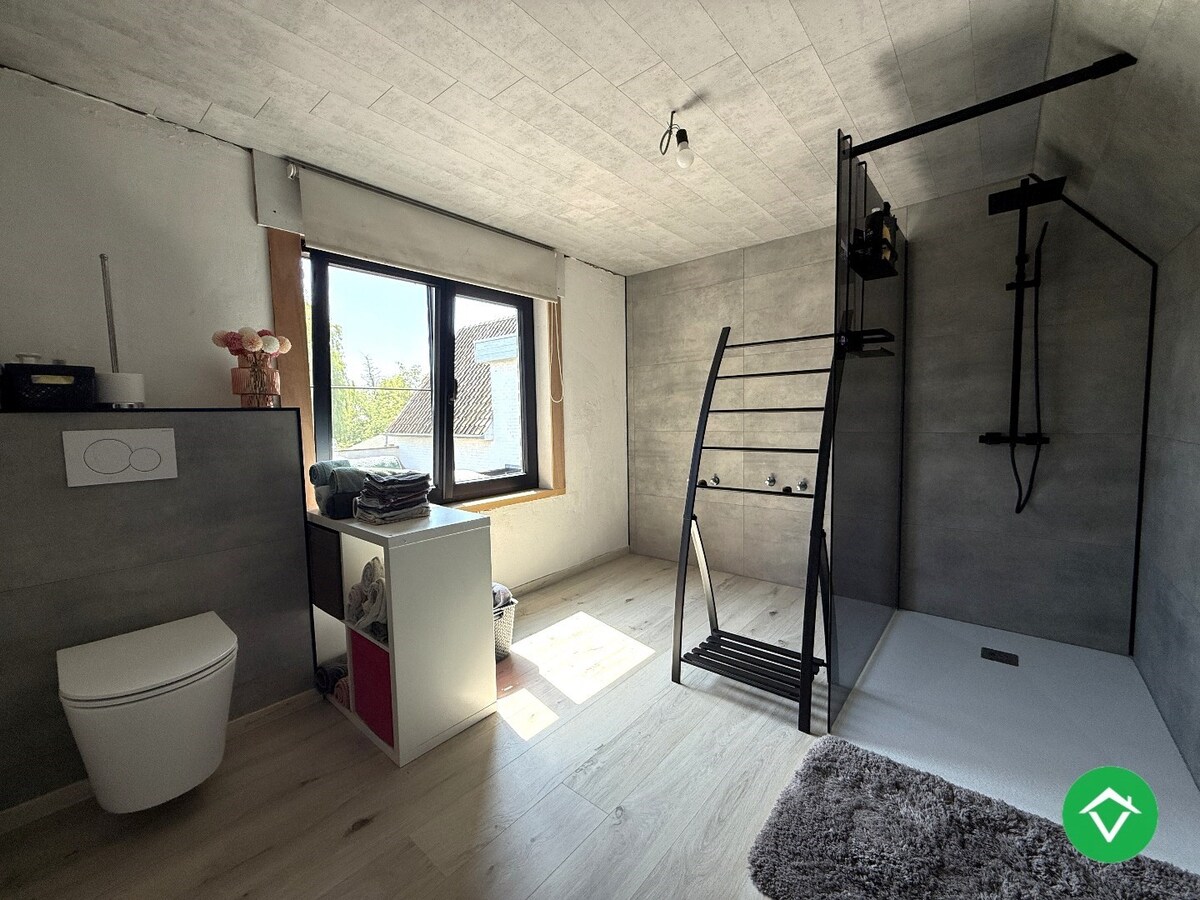 Charmante woning met twee slaapkamers, diepe tuin en ruime garage 