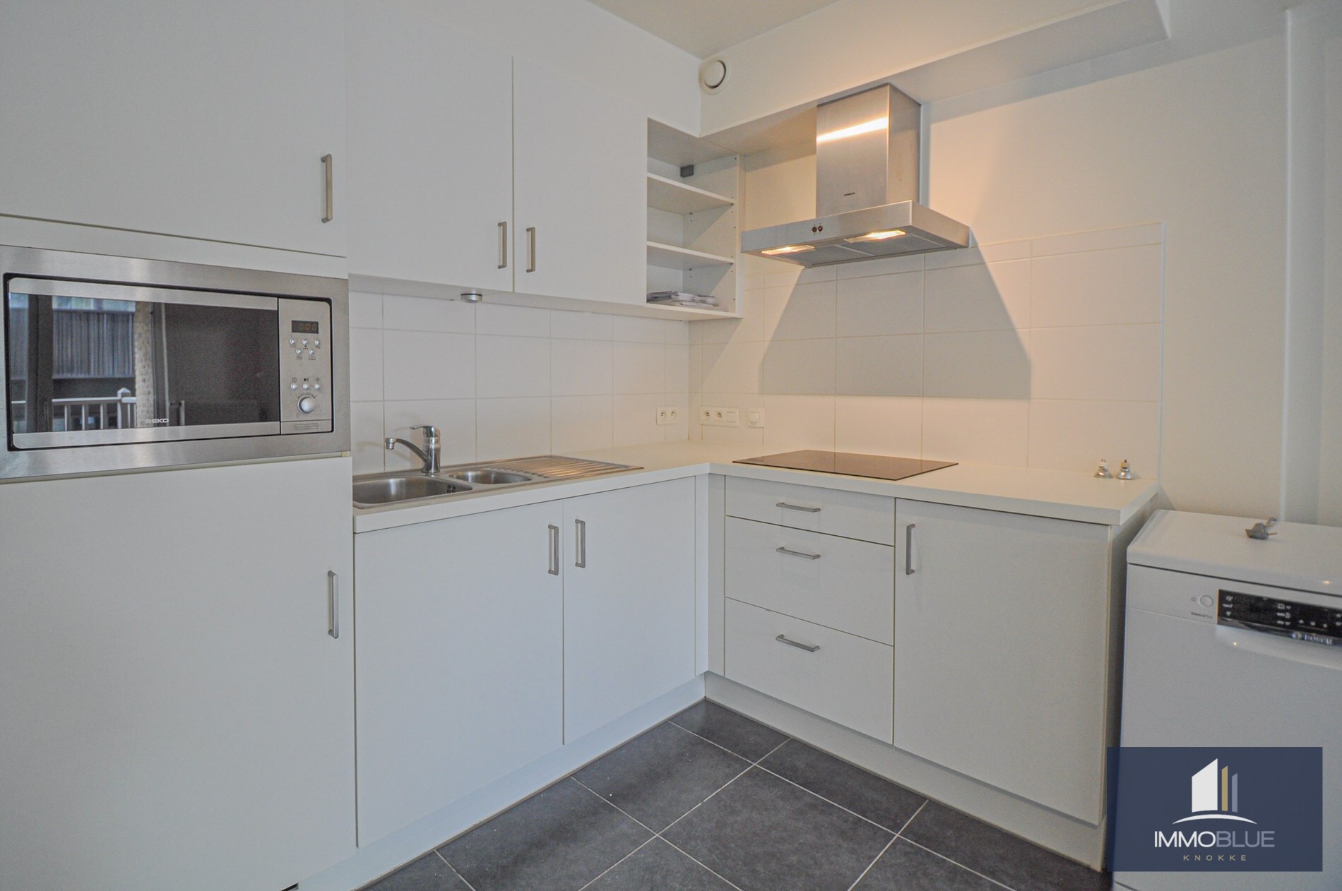 Appartement idéalement situé avec vue partielle sur la mer et sur le centre commercial. 