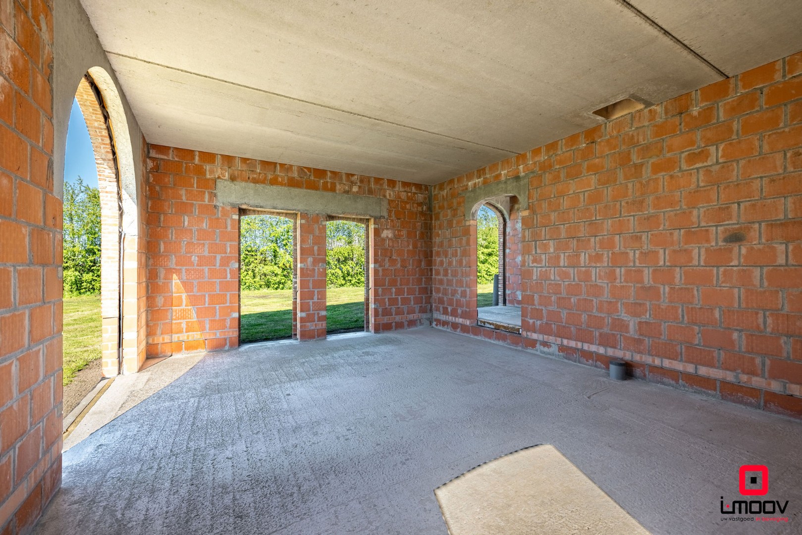 Landelijk gelegen ruwbouwhoeve met bijgebouwen op uitzonderlijk perceel van ca. 9.331 m² 