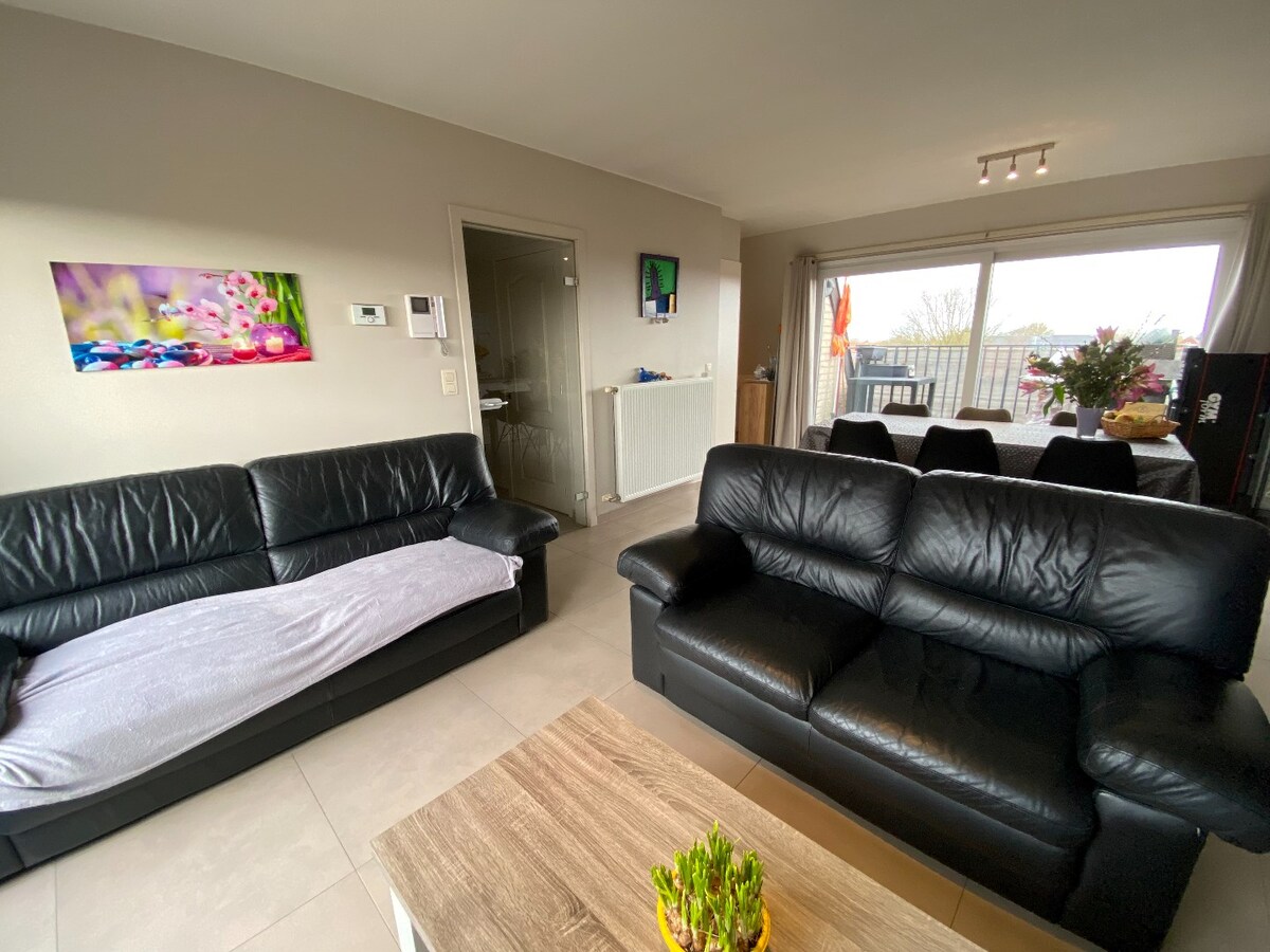 In het centrum gelegen dakappartement met 2 zonneterrassen te Koekelare 