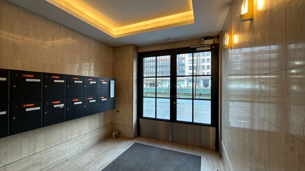 Lichtrijk kantoor te huur aan de Leien in Antwerpen