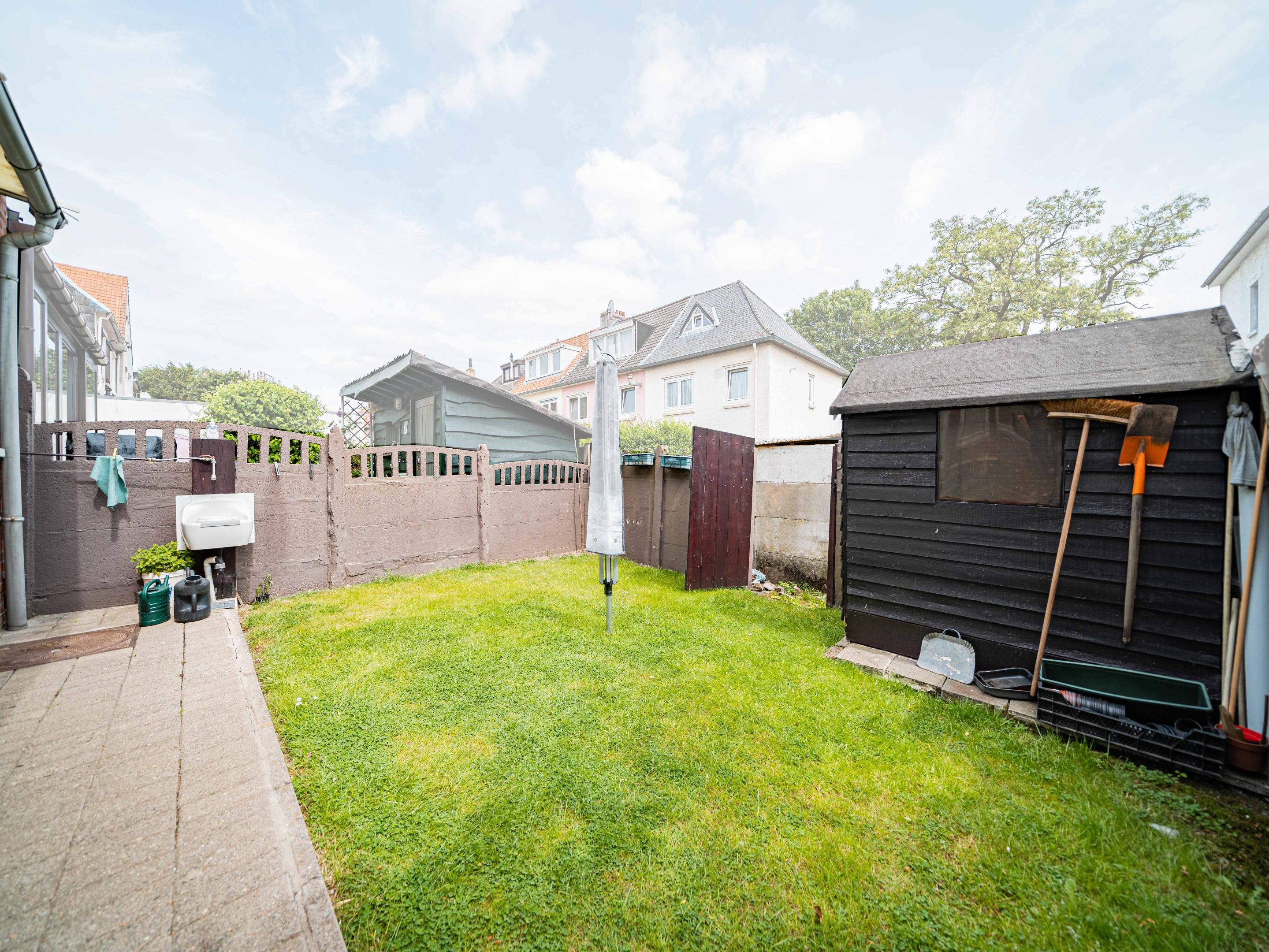 Uitzonderlijk goed onderhouden instapklare woning met 3 slaapkamers en tuin 