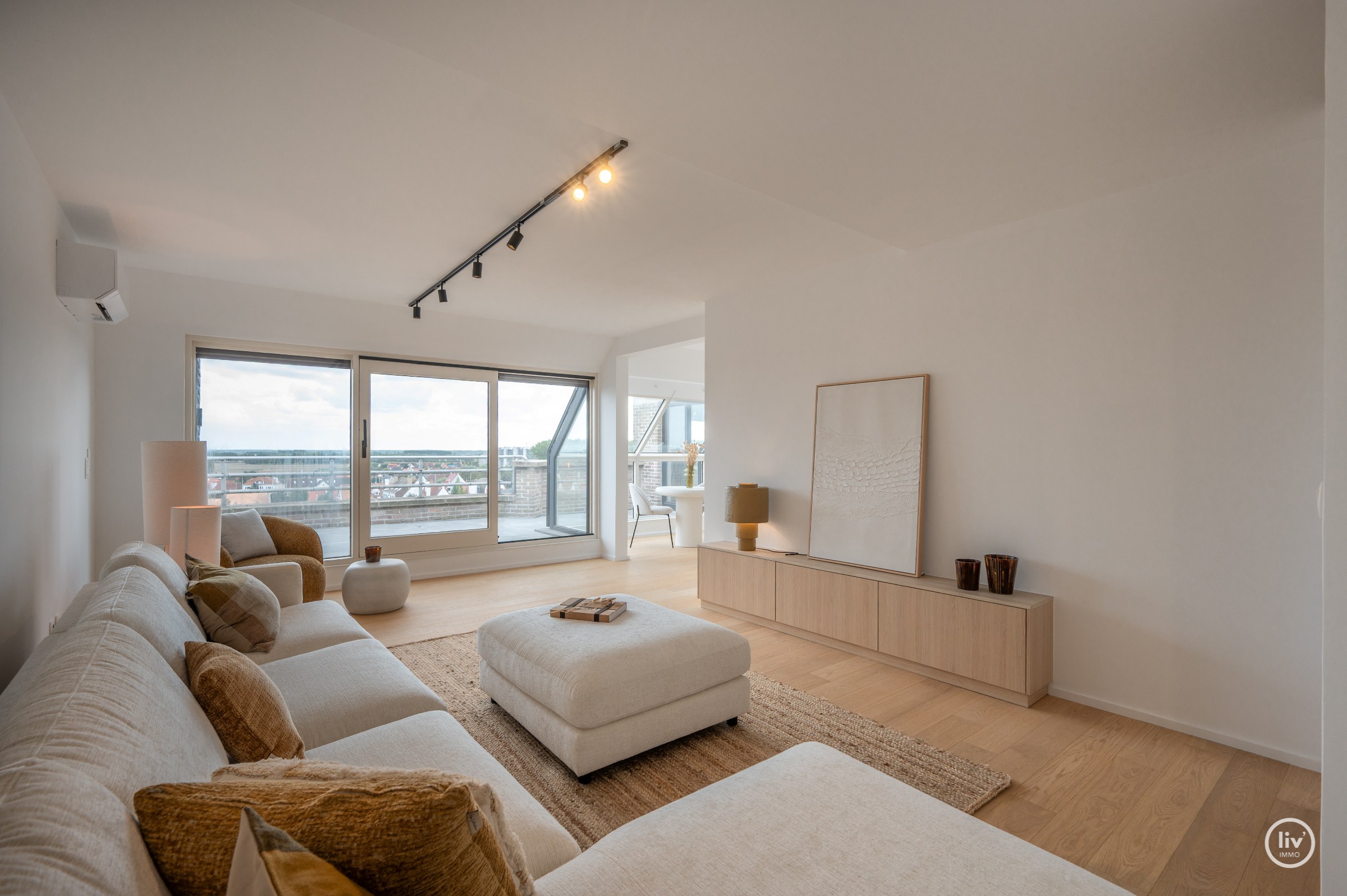 Magnifique appartement en duplex avec une largeur exceptionnelle de façade de 18 mètres et une terrasse généreuse orientée au sud offrant une vue dégagée sur l'arrière-pays de Knokke, à seulement 100 
