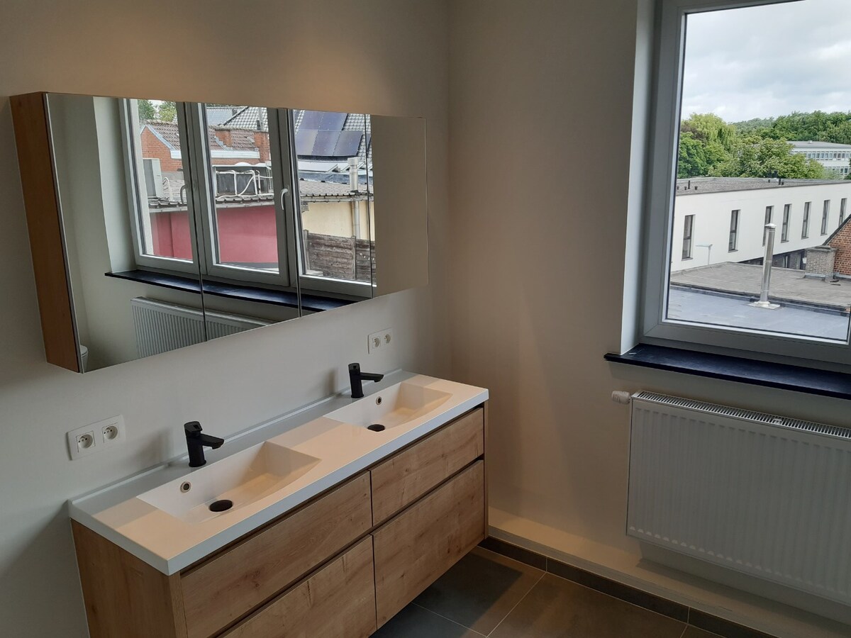 Exceptioneel wonen met zicht op de Gaverse Markt. 