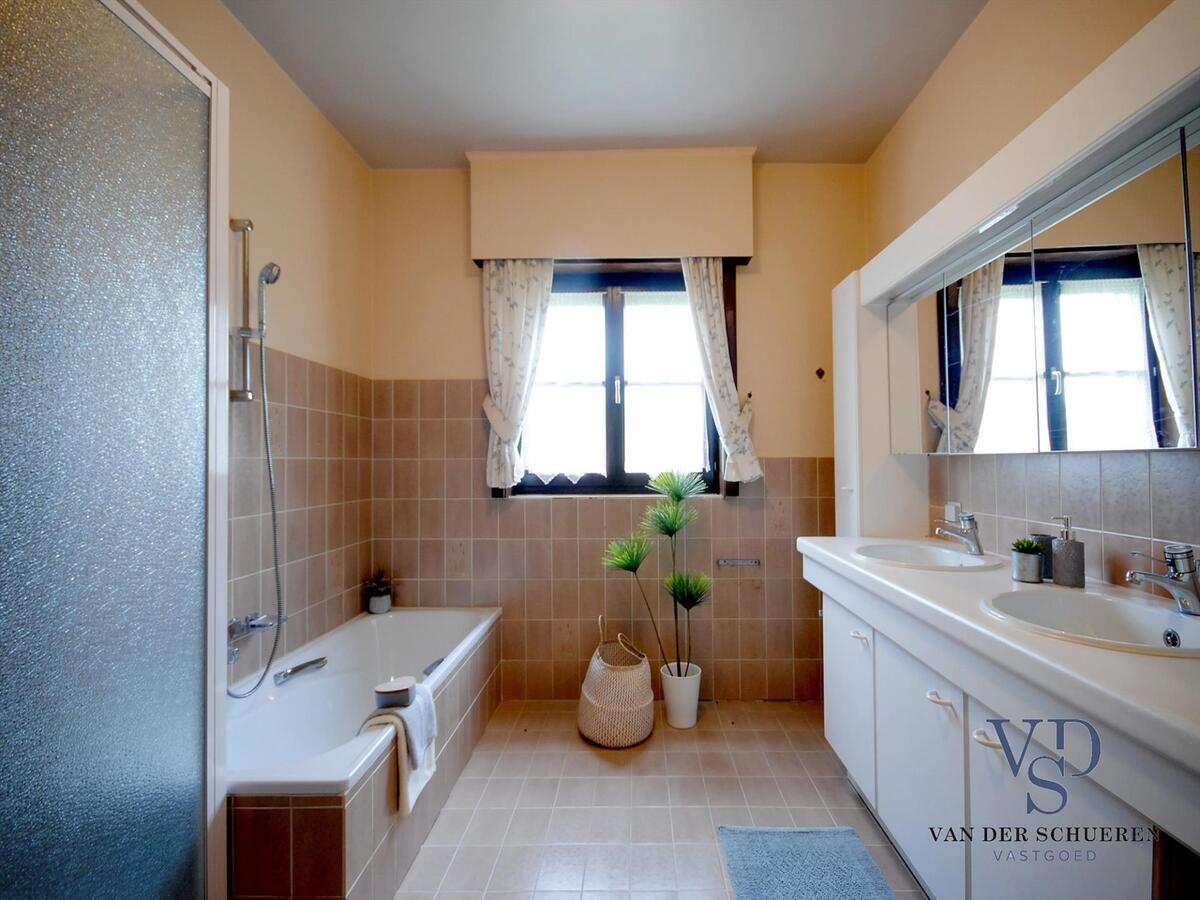 Degelijke villa op bijna 5000 m2 - exclusieve ligging nabij de Schelde in doodlopende straat ! 