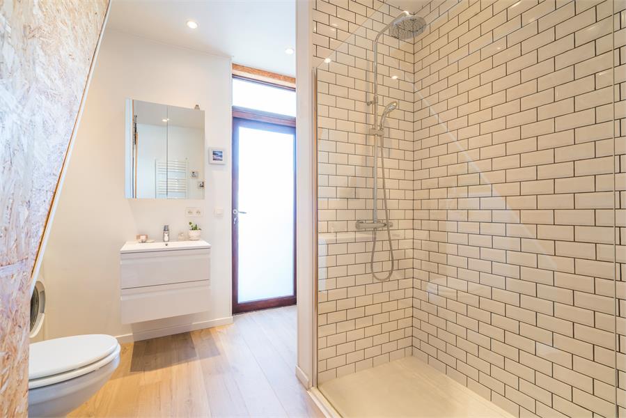 Instapklare gerenoveerde rijwoning 