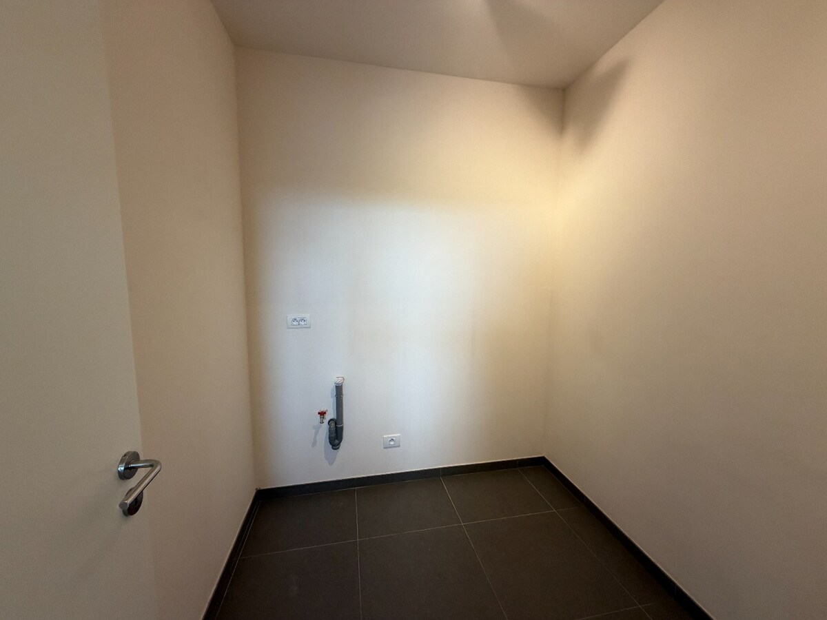 Uiterst ruim appartement (119m²)  met twee slaapkamers op de markt van Houthulst 