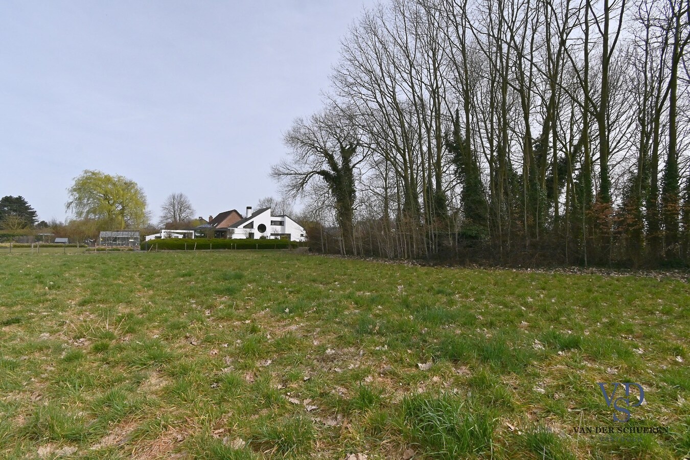 Goed, in een groene omgeving, gelegen stuk bouwgrond 