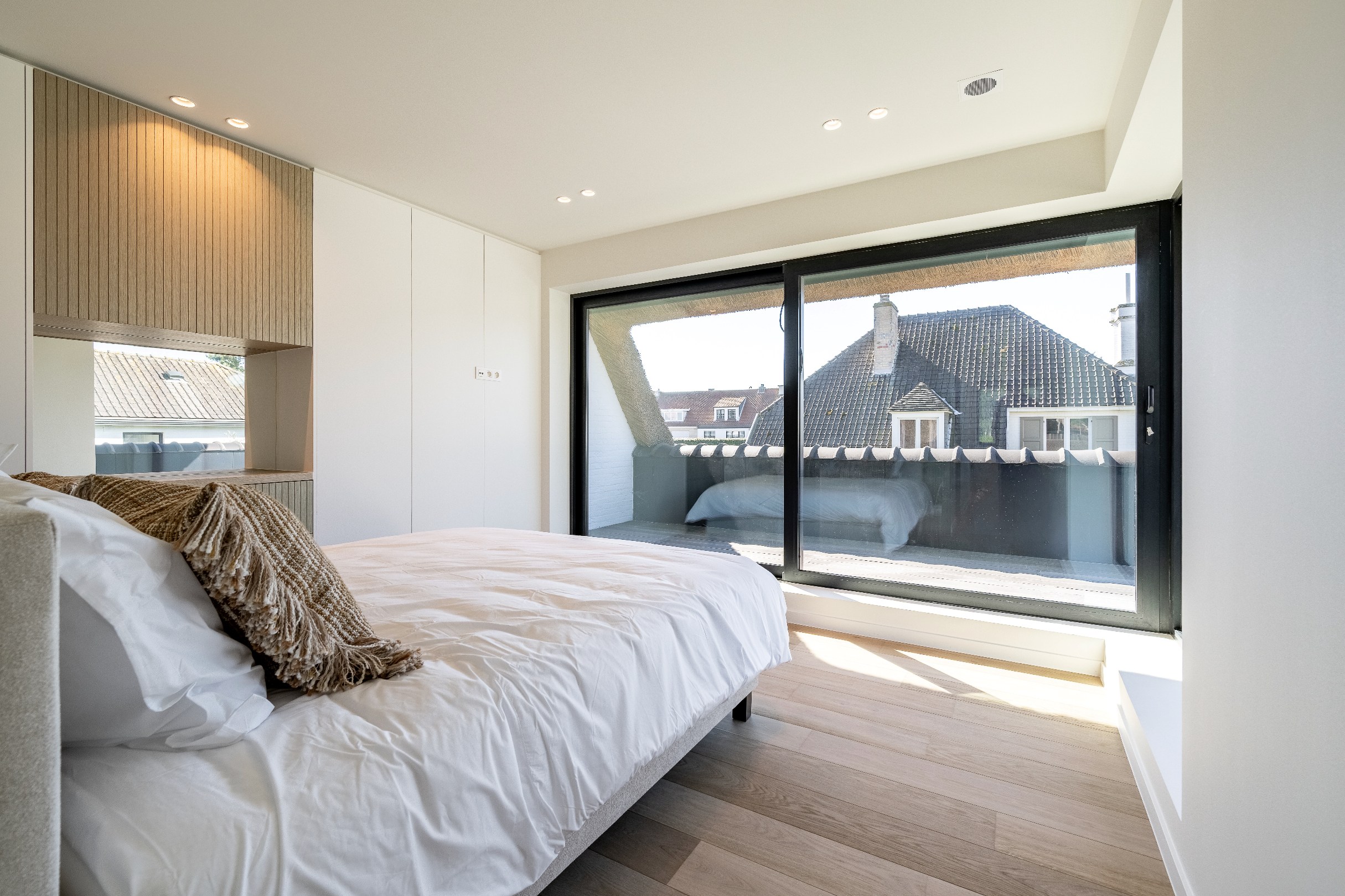 Indrukwekkende nieuwbouwvilla in hartje Zoute op enkele passen van de golf te Knokke. 