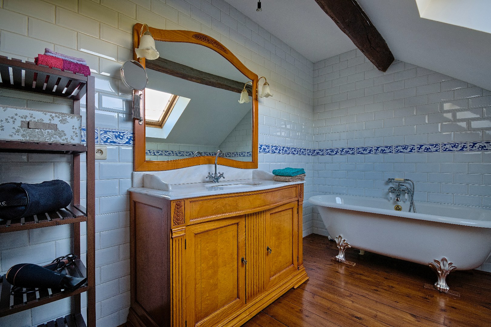 RUSTIG GELEGEN CHARMEHOEVE MET 3 SLAAPKAMERS, GARAGE EN TUIN 