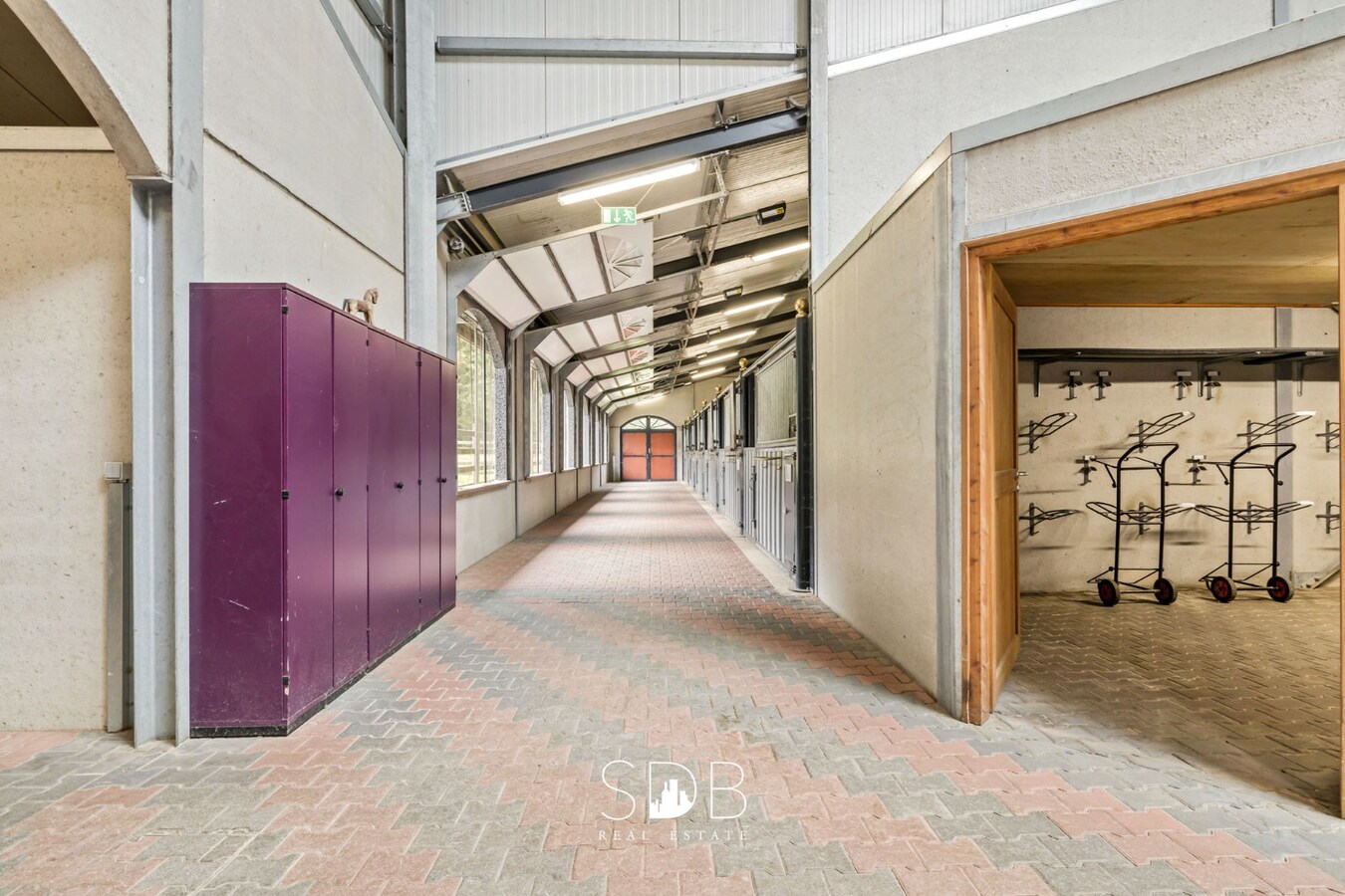 Hippische Complex met woonhuis en appartement op circa 31 Hectare 