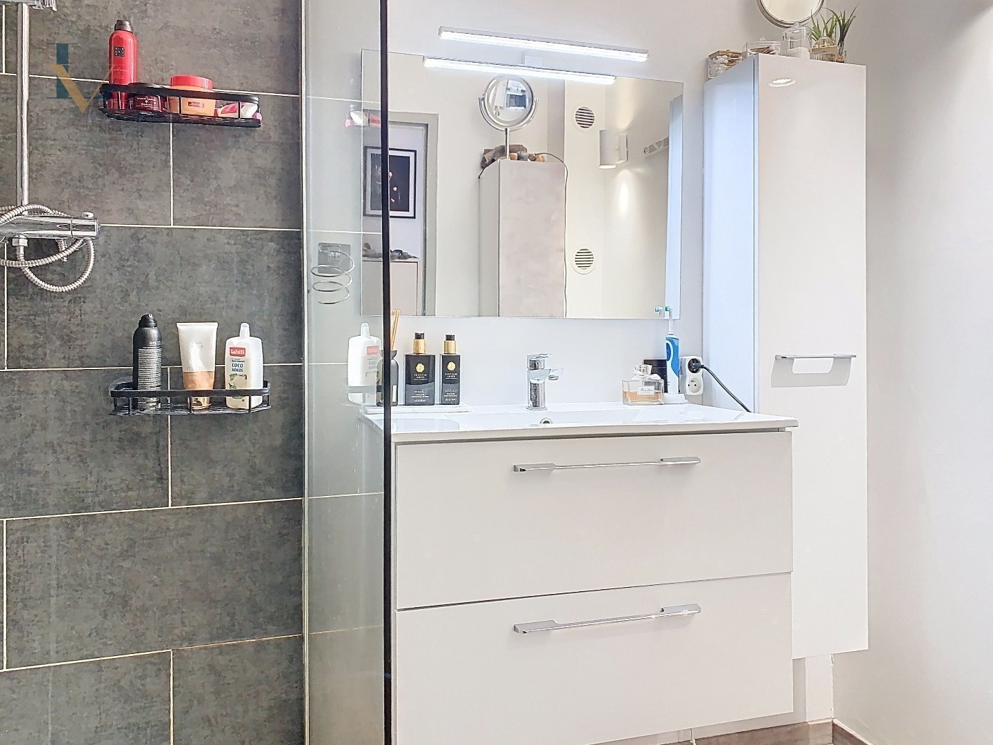 Recent gerenoveerd  drie slaapkamer appartement  met vrij zicht op Bosuilplein en ruim terras 