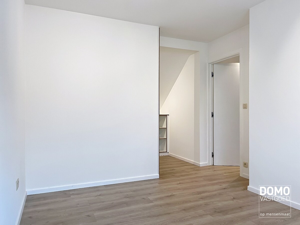 VOLLEDIG GERENOVEERDE WONING MET 3 SLAAPKAMERS EN ZUIDGERICHTE TUIN 