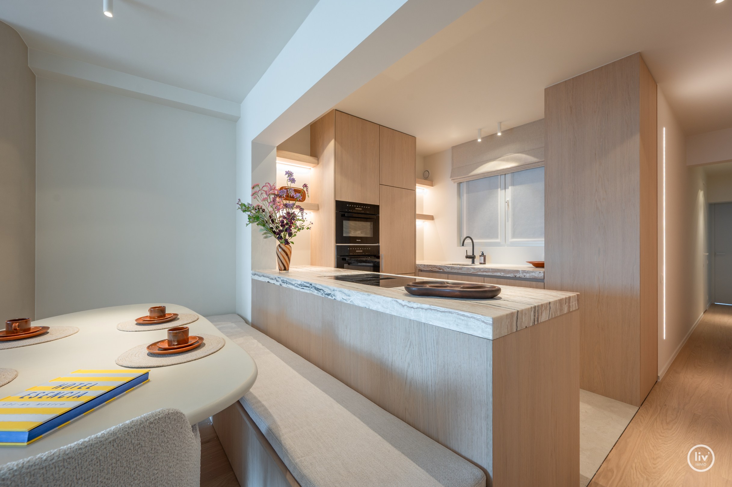 Magnifique appartement rénové de 3 chambres avec vue dégagée situé sur l'avenue Jozef Nellens à Knokke. 