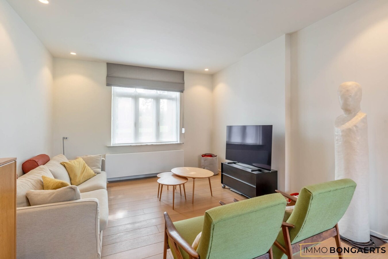 Ruime woning met garage, tuin en drie slaapkamers 