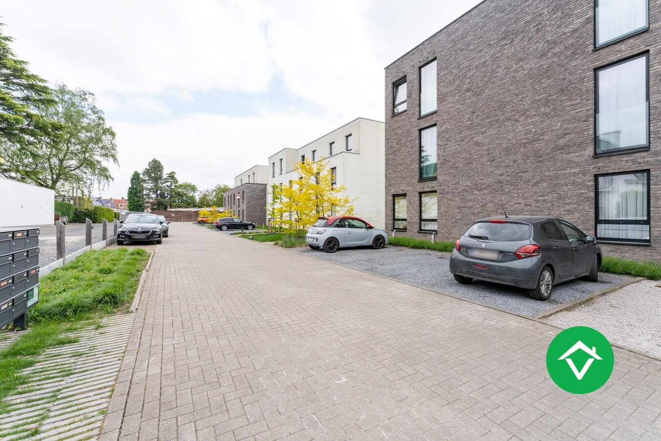 Recent, instapklaar appartement met één slaapkamer, ruim terras en autostaanplaats te Roeselare 
