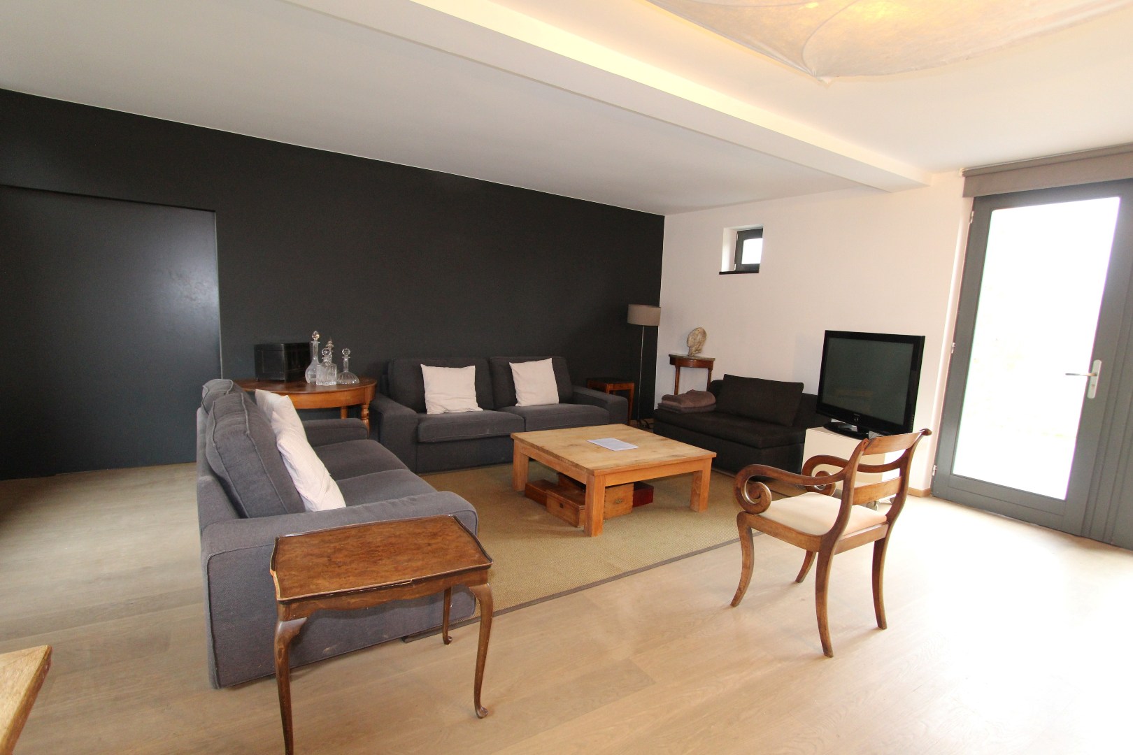 RUIME WONING VAN 390 m² MET GROTE TUIN EN ZWEMBAD 