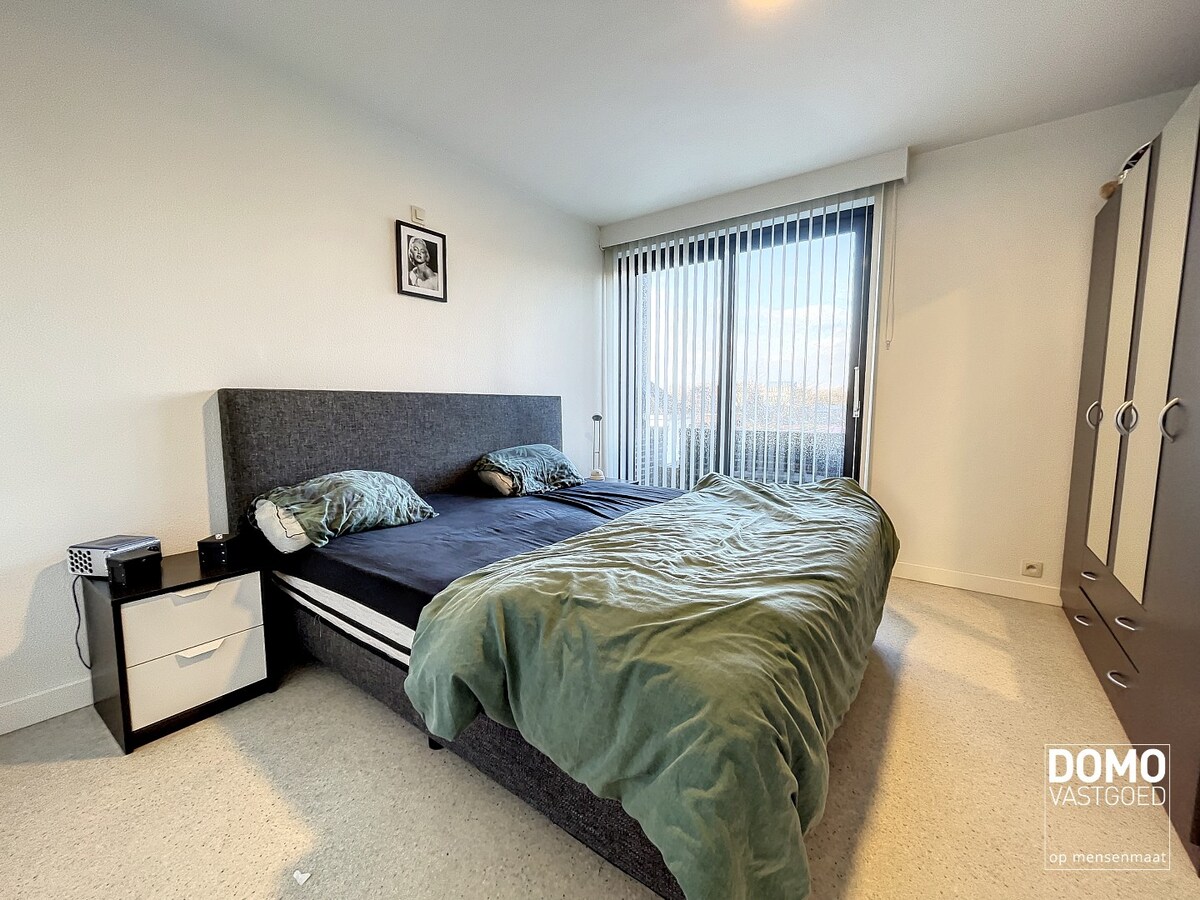 Instapklaar twee-slaapkamer appartement gelegen in het centrum van Kermt. 