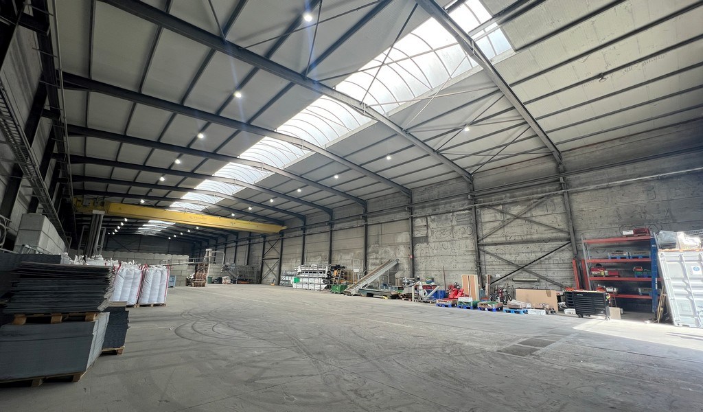 Loods met verharde buitenruimte te huur in Waregem