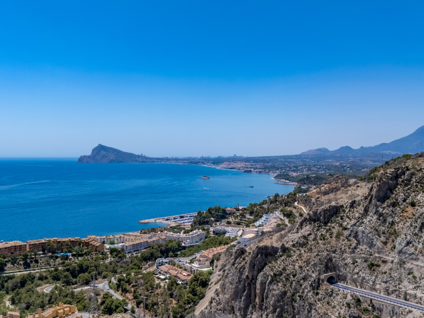 Luxe architectenvilla in Mascarat – Altea met panoramisch zeezicht en extra bouwgrond 