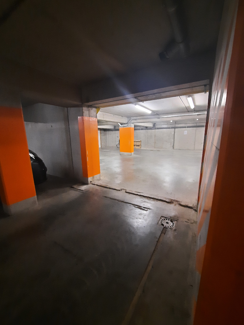 staanplaats met aparte kelderberging 