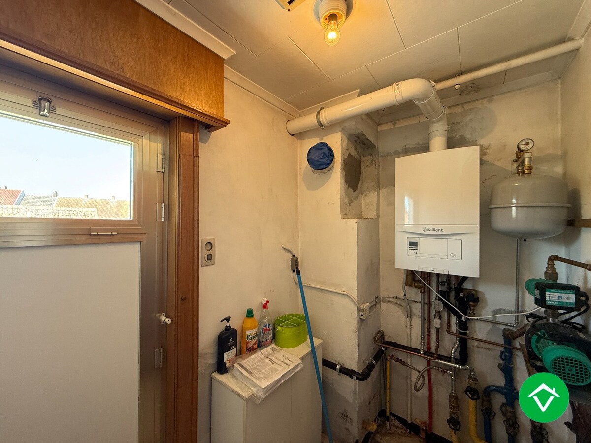 Karaktervolle halfopen bebouwing met 3 slaapkamers, tuin en garage te centrum Roeselare 