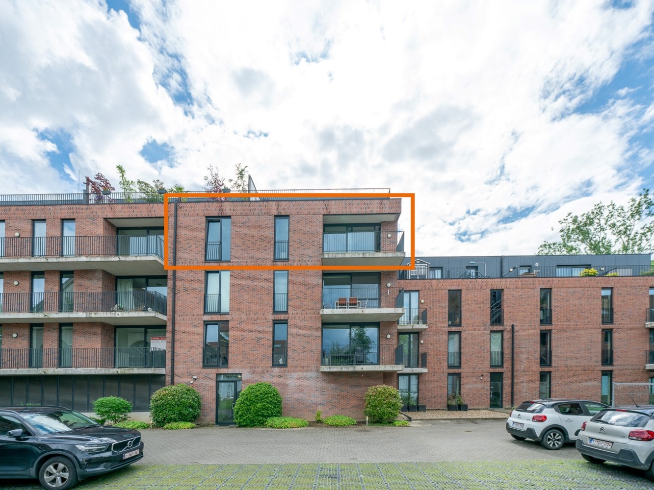 Recent 2-kamer appartement met terras, parking en kelder 