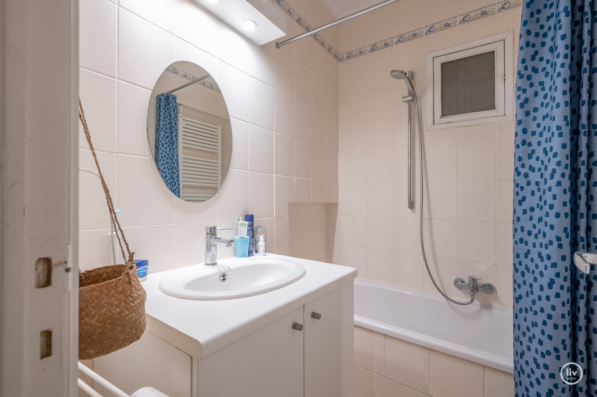 Zonnig HOEKappartement gelegen op de Van bunnenlaan met zicht op de Heilighart kerk te Knokke. 