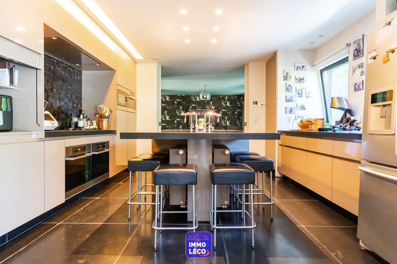 Villa semi Plain-Pied érigée sur 4592m², piscine, 4 garages, parking 10 voitures, ... COUP DE COEUR assuré ! 