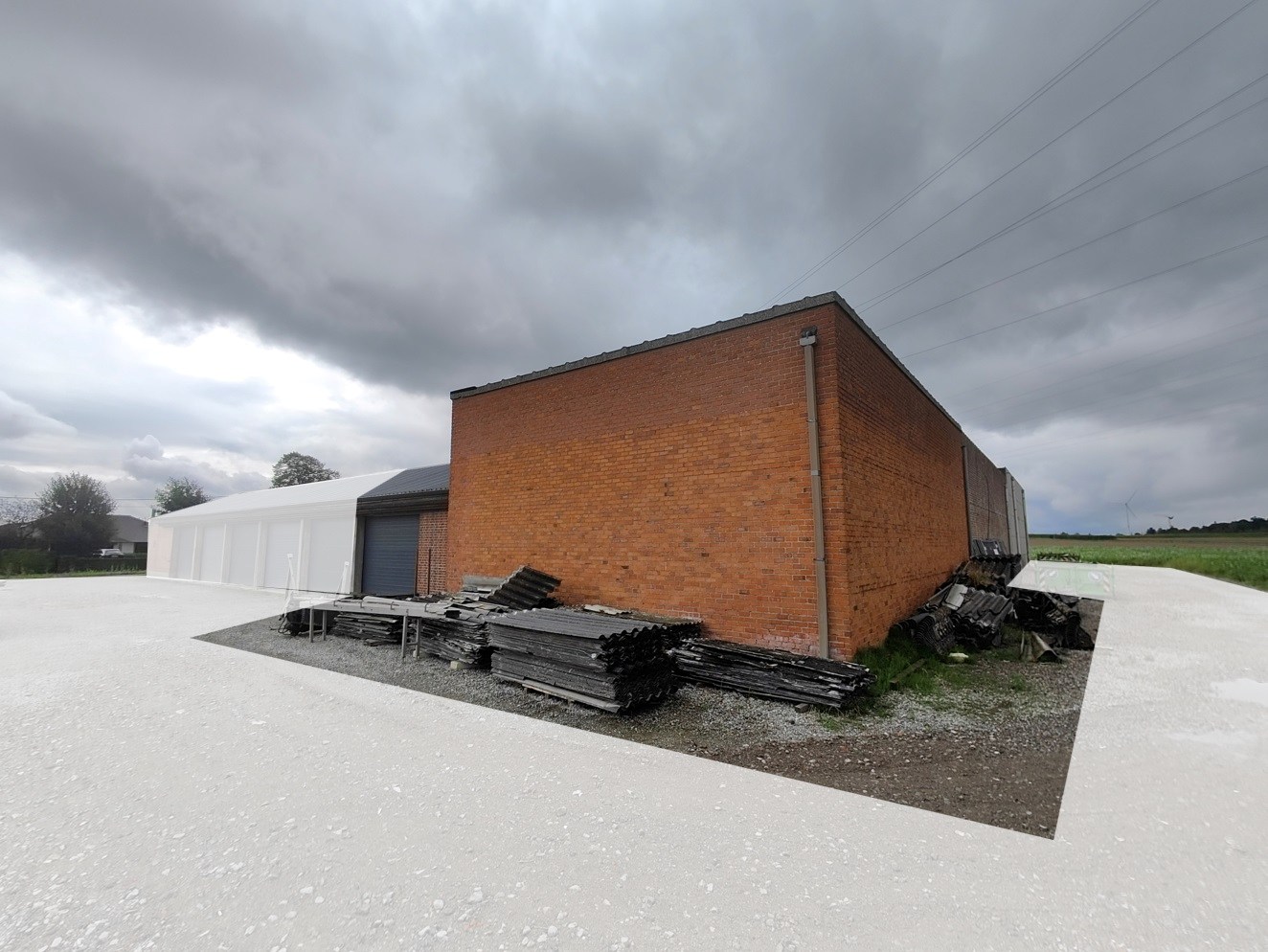 Loods van 190m² met automatische inrijpoort 