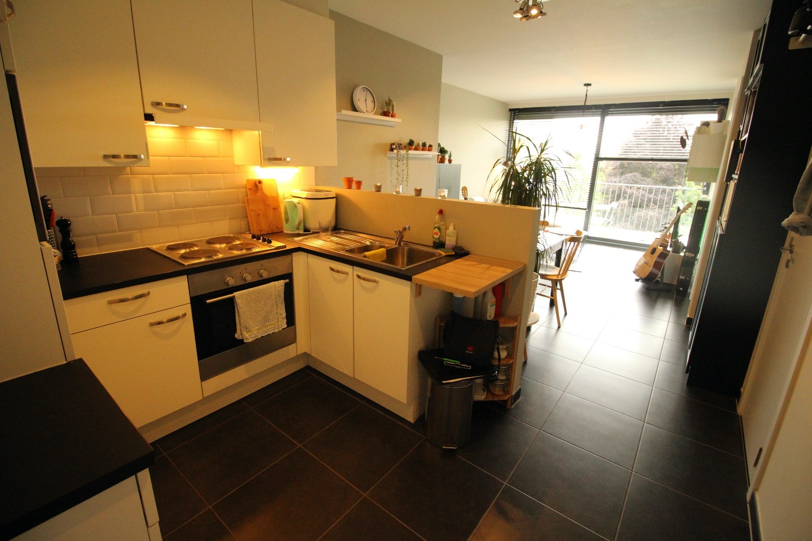 Keuken zicht woonkamer