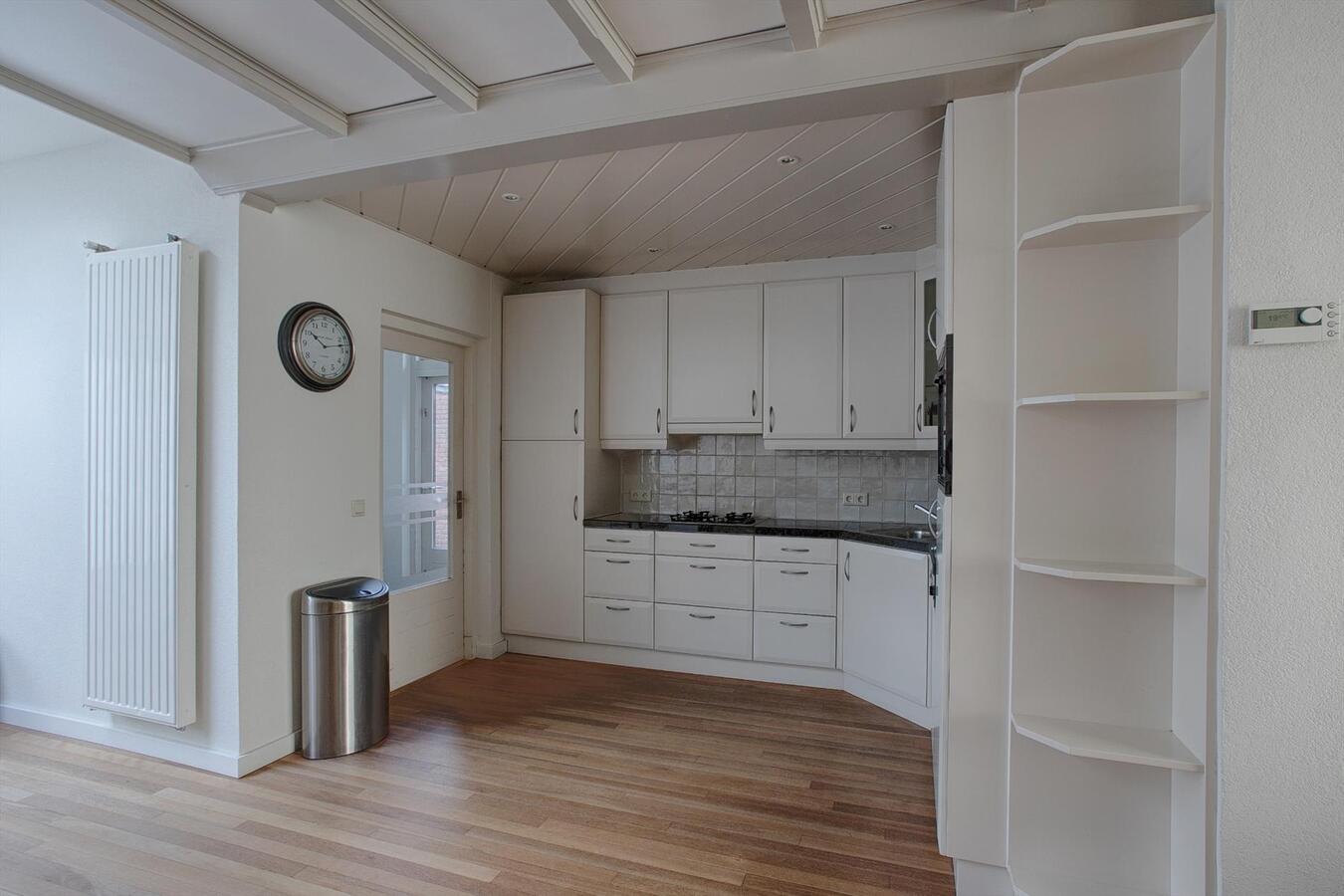 Ruim uitgebouwde hoekwoning met garage, berging, carport en vrije achterom gelegen in een rustige, kindvriendelijke straat tegenover een speelveld op 218 m² aan de Kievit 5 te Luyksgestel. 